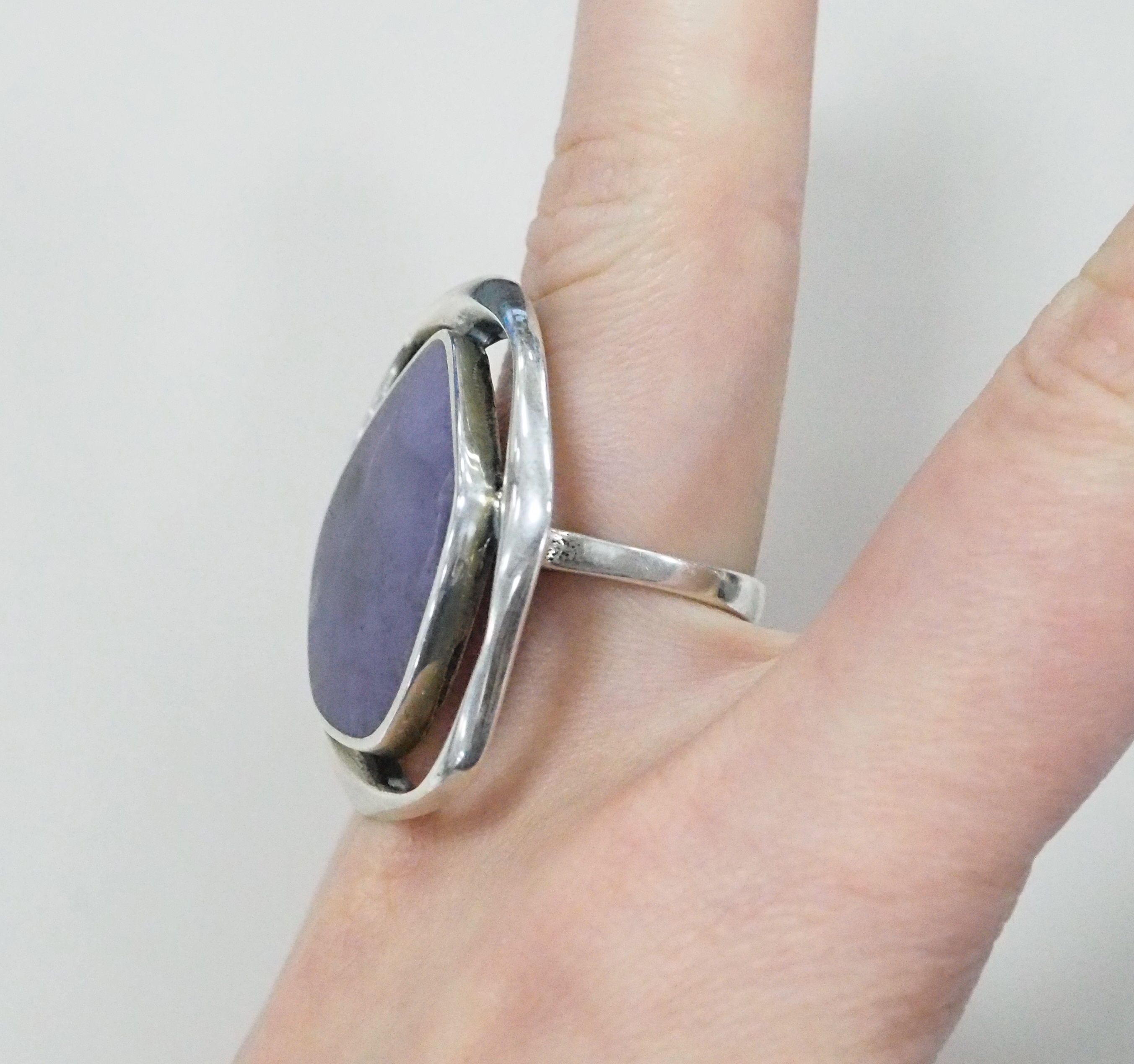Серебряное кольцо 925 пробы; оксидирование; вставки 1 Чароит;